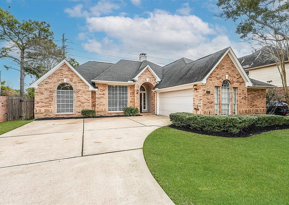 Welcome Home! Situated in the highly desirable Green Trails Community.