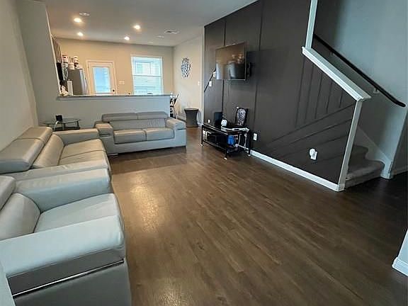 2nd image of 984 Marquis Dr