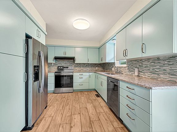 3rd image of 1440 N Viewpoint Dr