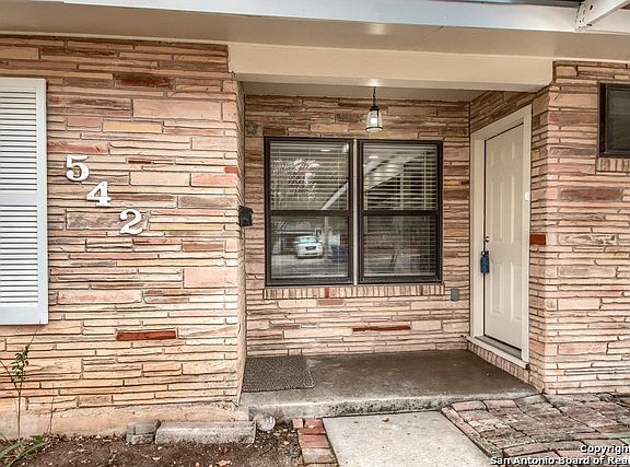 3rd image of 542 Schmeltzer Ln