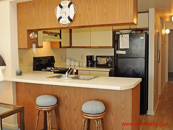 Kitchen w/ Eat In Bar