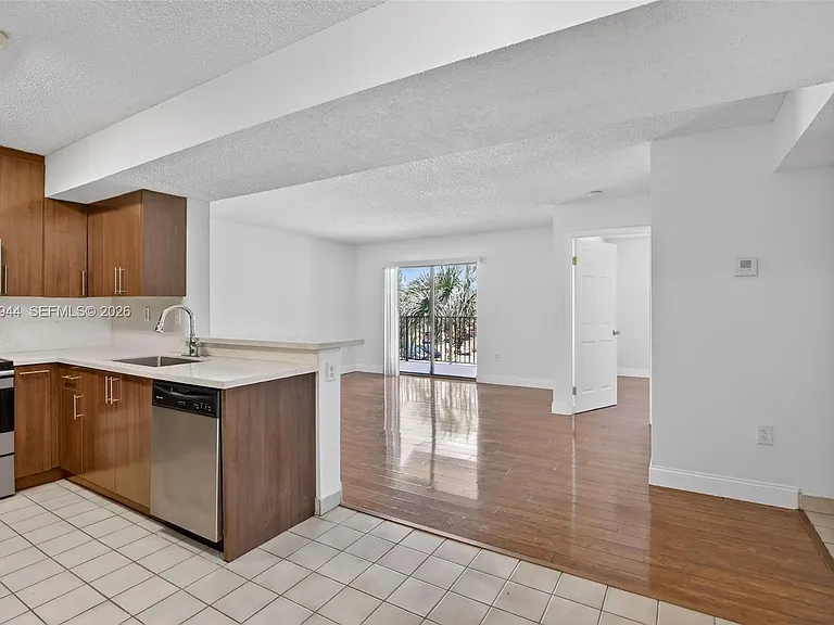 400 Palm Cir W #306 — Photo 3