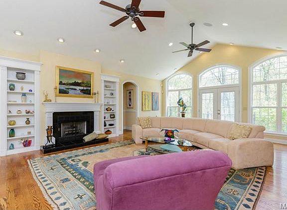 3rd image of 17 Manderly Place Dr