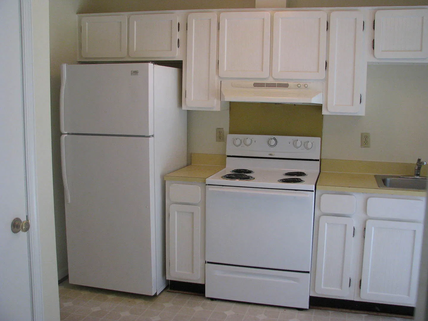 1610 Townwood Ct — Photo 2