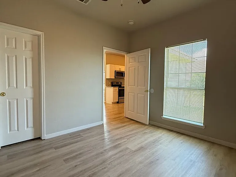 129-131 Collett Ct — Photo 21