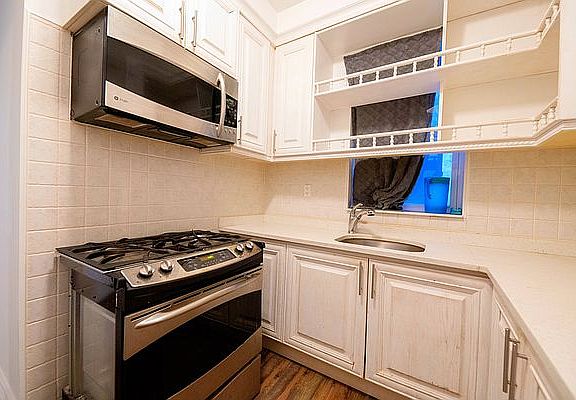 2nd image of 136 W 28th St APT 7W