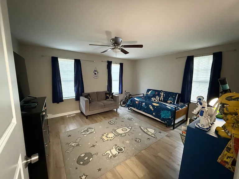 26 Henderson Ave — Photo 8