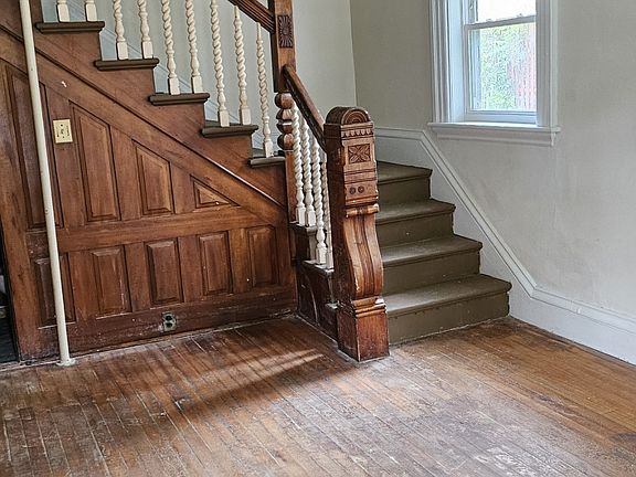 2nd image of 31 Bank St #2
