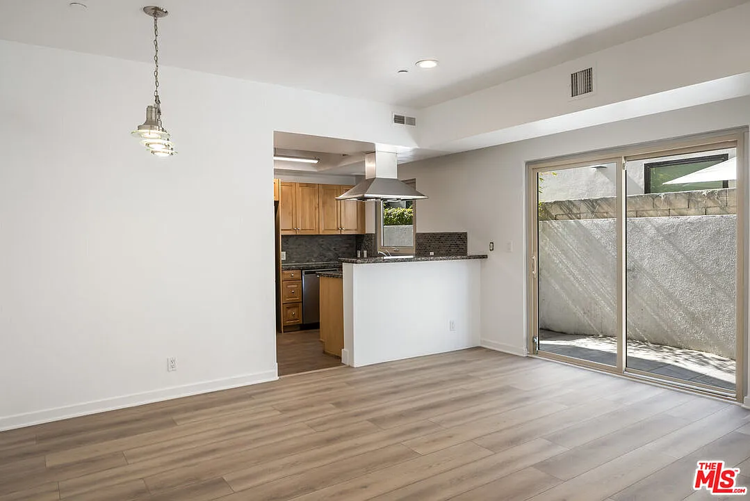 3 bed, 3.5 bath, 1650 sqft, $4,950 — Photo 4