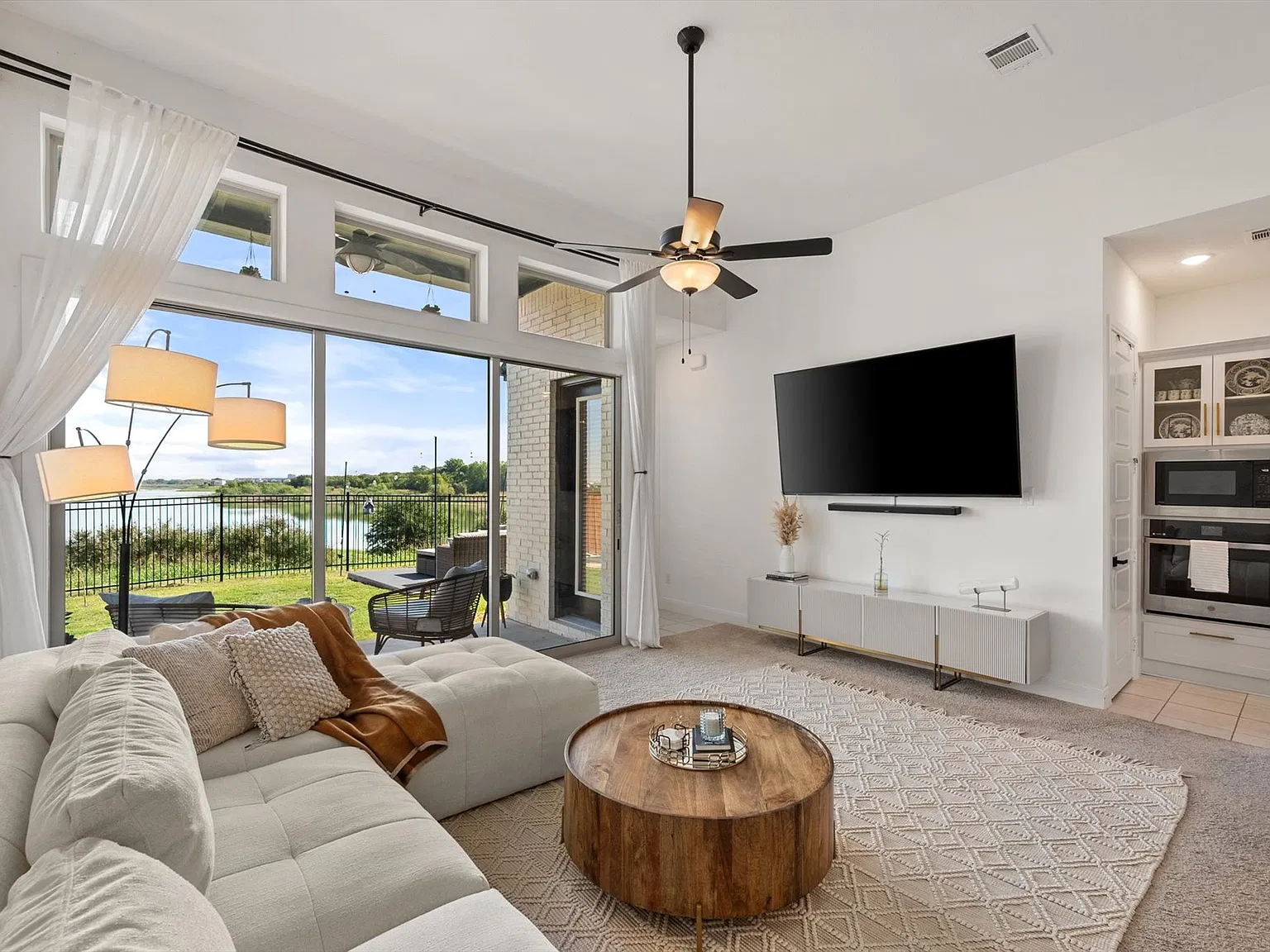 3 bed, 2567 sqft, $4,599 — Photo 3