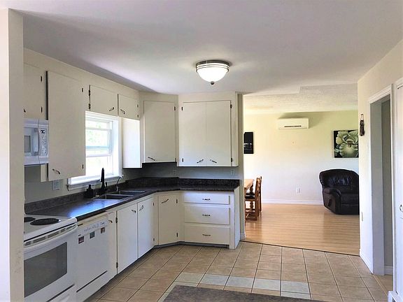 3rd image of 2030 Sackville Dr
