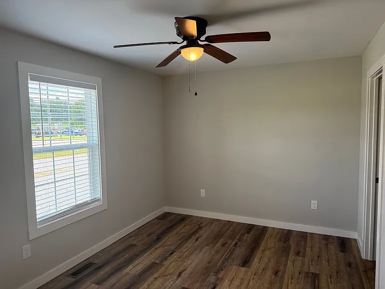 102 Deacon Ln — Photo 5