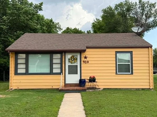 910 E 4th St, Kinsley, KS 67547