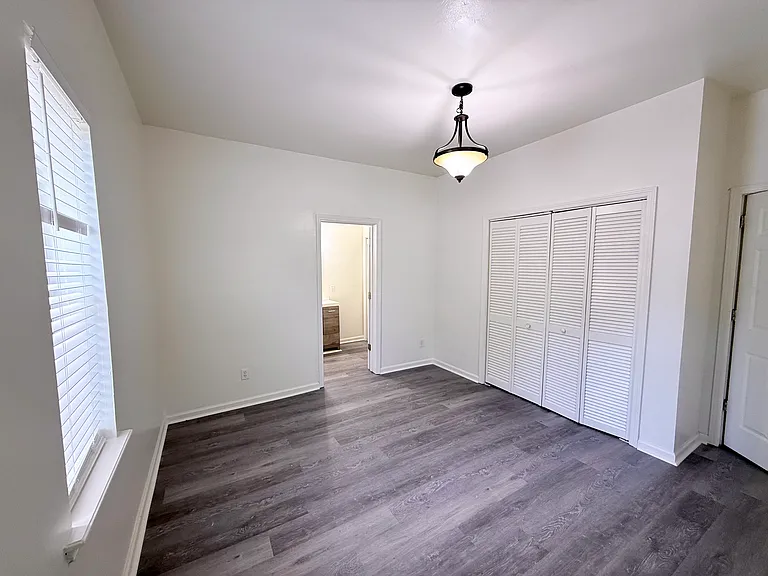 241 E Huntsville Rd — Photo 10