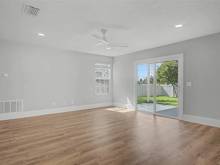 11462 Commercial St — Photo 9