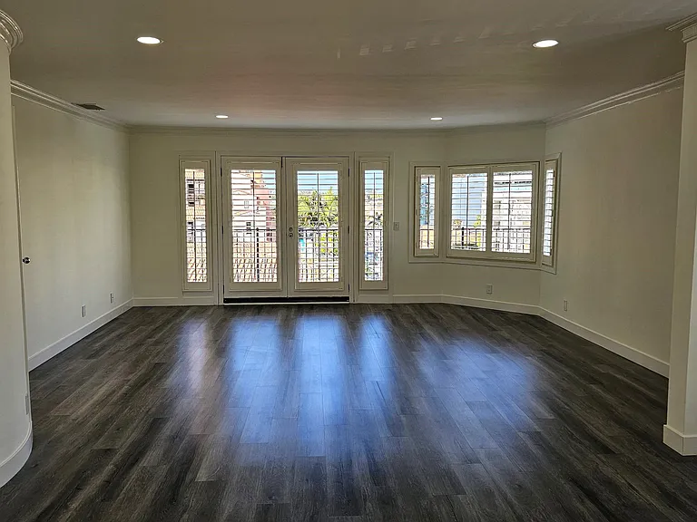 Lindbrook Manor Apartments — Photo 54