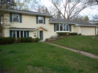 4616 9 Mile Creek Pkwy, Bloomington, MN 55437