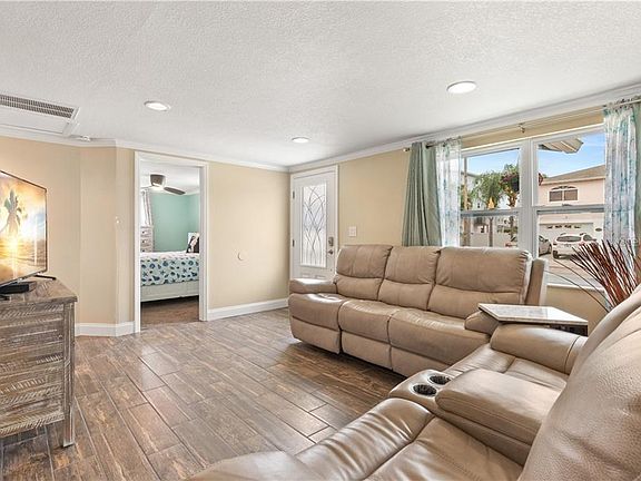 5th image of 13922 Sommers Ave
