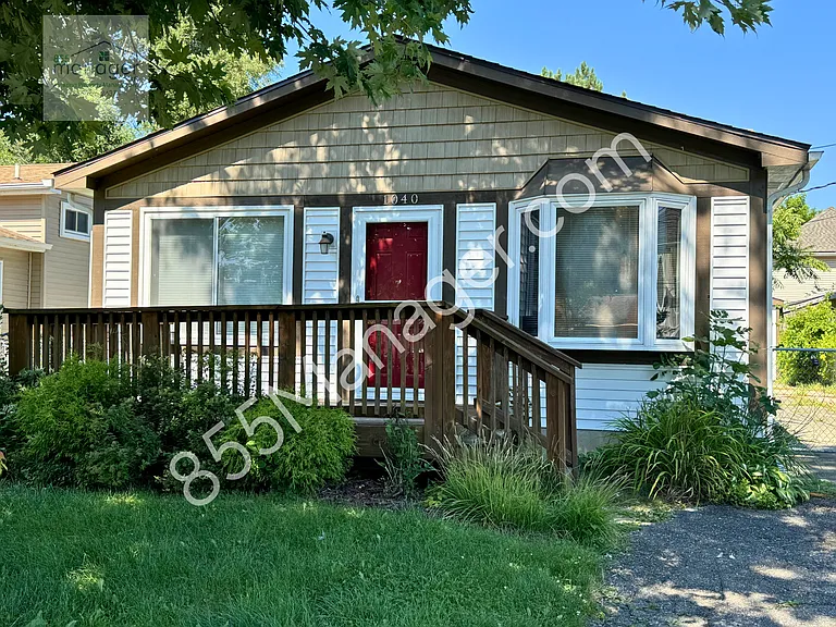 1040 Lalond Ave — Photo 1