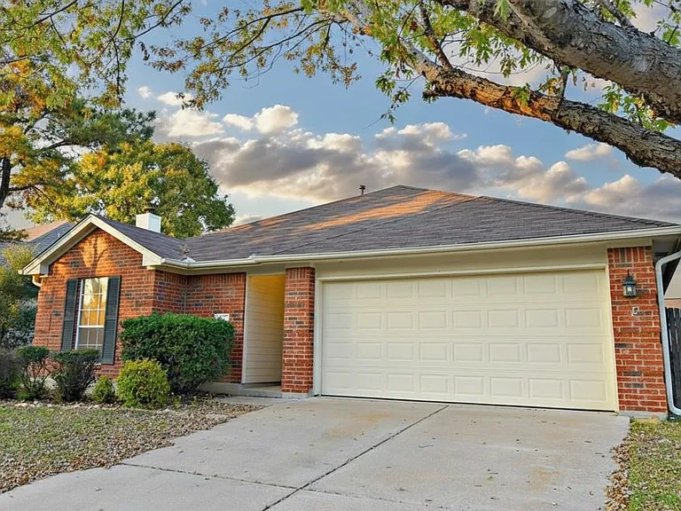 8402 Hillrock Dr — Photo 1