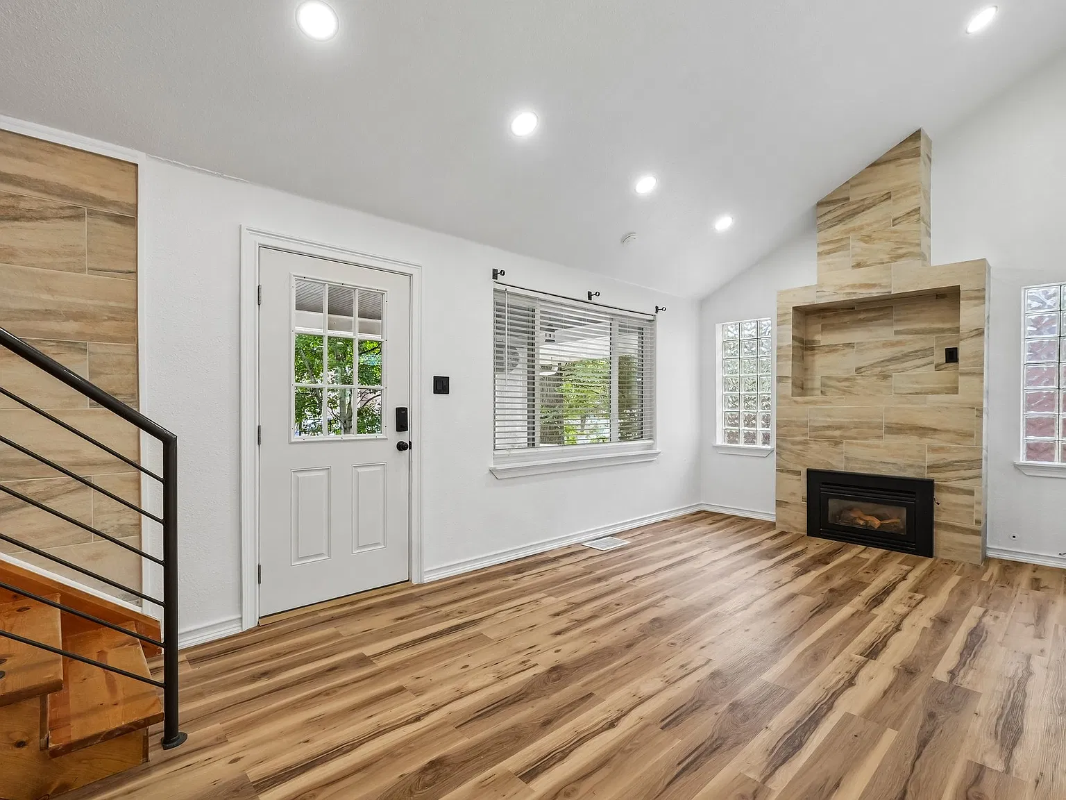 5 bed, 4450 sqft, $5,400 — Photo 4
