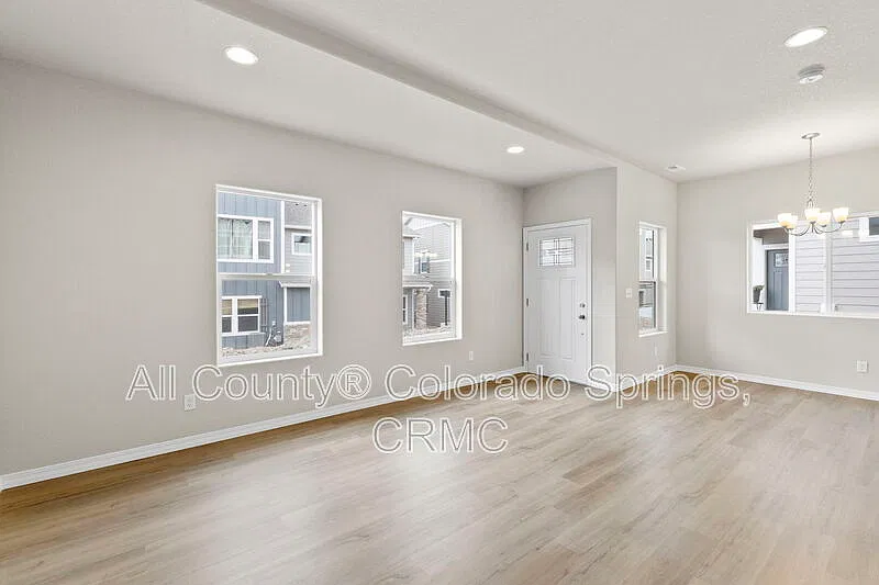 3 bed, 2.5 bath, 1773 sqft, $2,350 — Photo 4