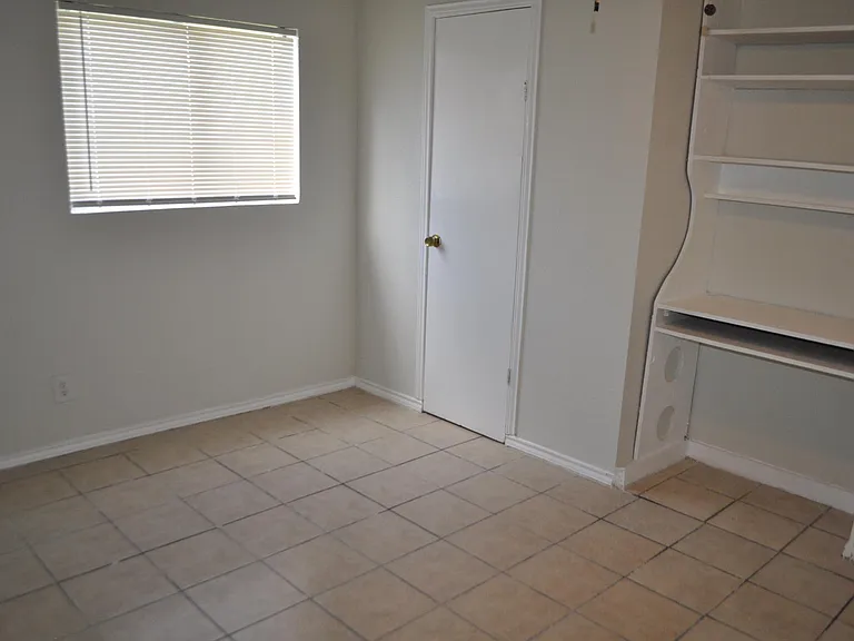 313 N Flat St — Photo 9
