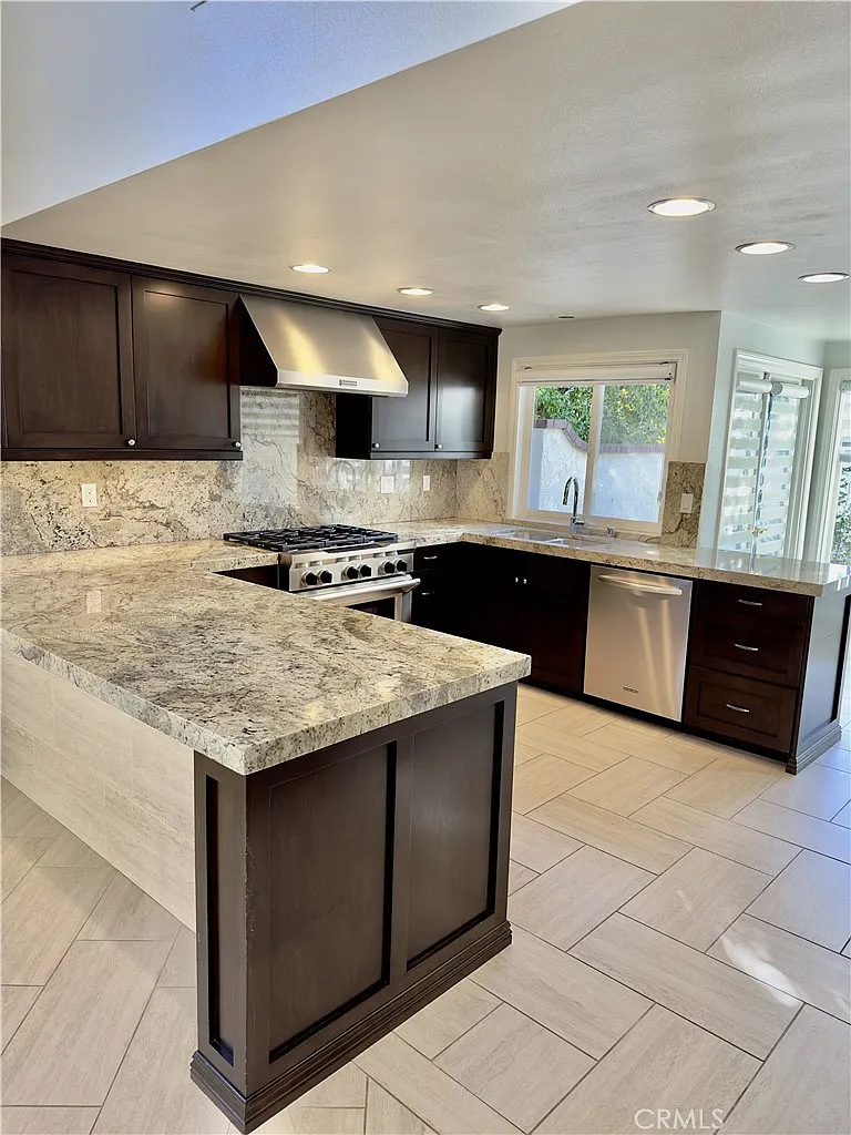 3 bed, 1994 sqft, $9,950 — Photo 4