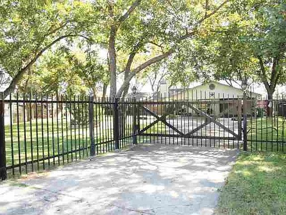 2nd image of 3050 River Oaks Dr