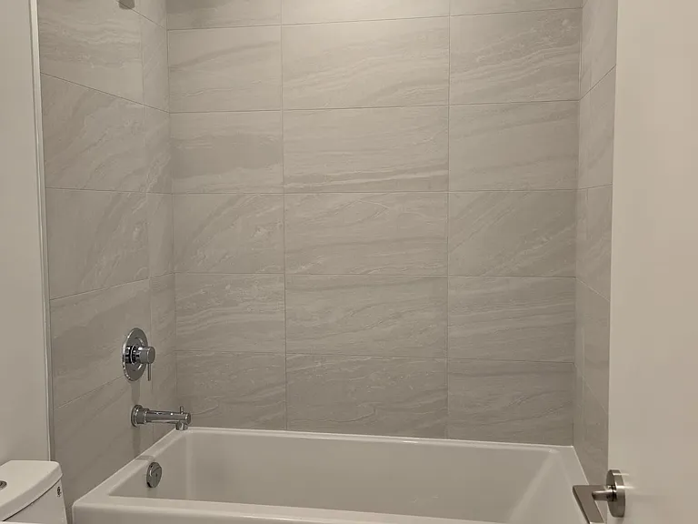 400 King St W #1001 — Photo 15