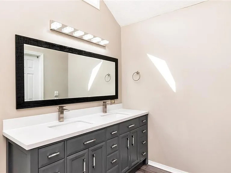 7490 Quency Dr — Photo 32