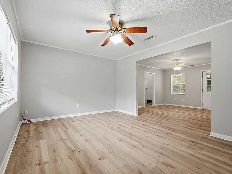 90 Andrews Ave — Photo 7