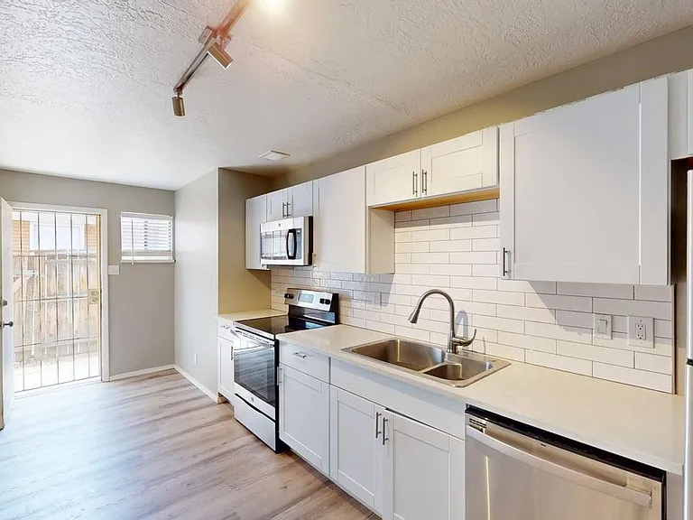 Contemporary, Loaded 2 Bed 2 Bath Apartment on Conchas Park — Photo 2