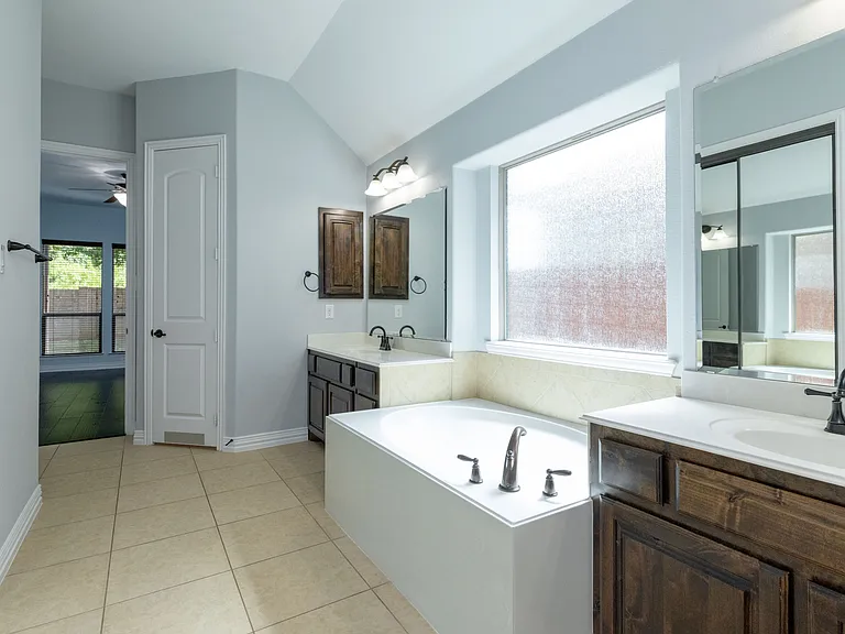 305 Dorset Ct — Photo 5
