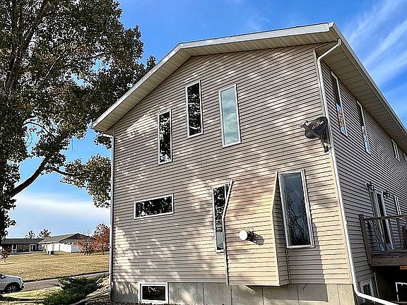 4th image of 1700 6th Ave NE