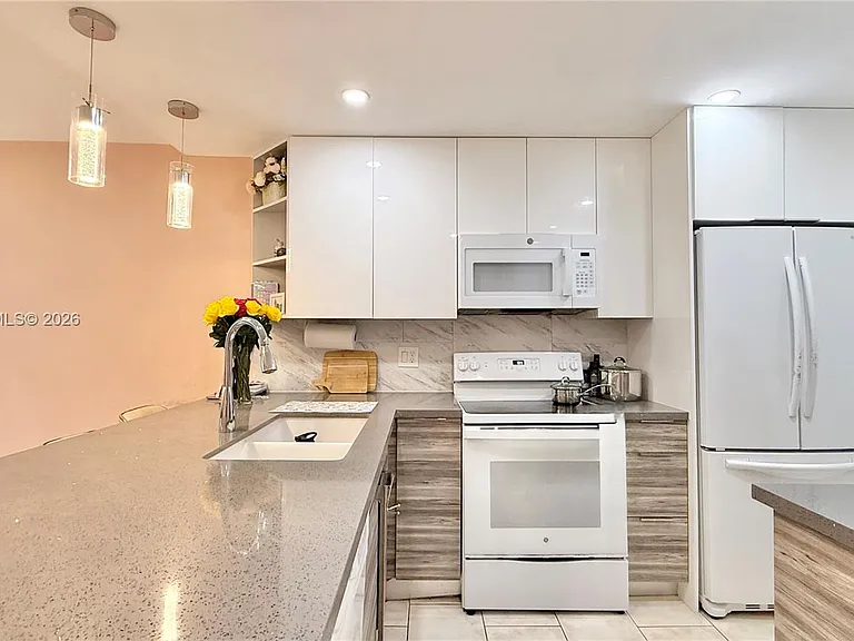 1830 Dixianna St #603 — Photo 3