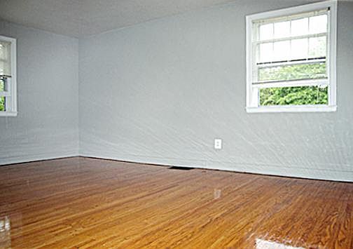 UPPER UNIT HARDWOODS/LIVING ROOM