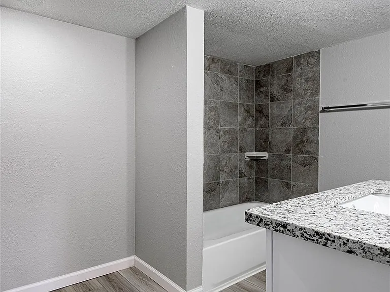 200 W Caroline St #A — Photo 16