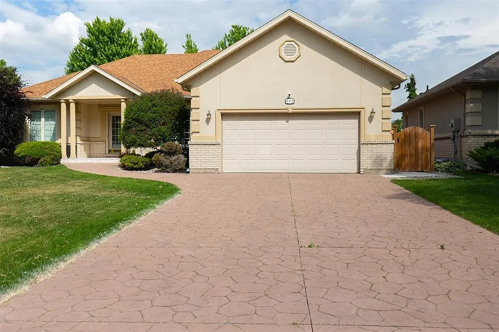 4 bed, $3,400 — Photo 1