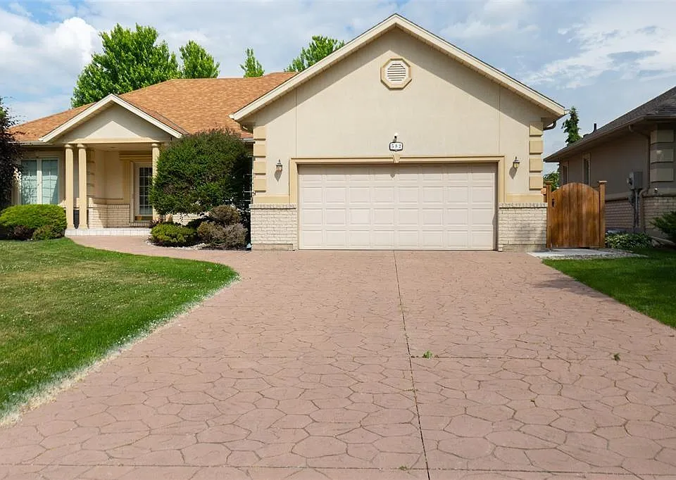 582 Riverside Dr