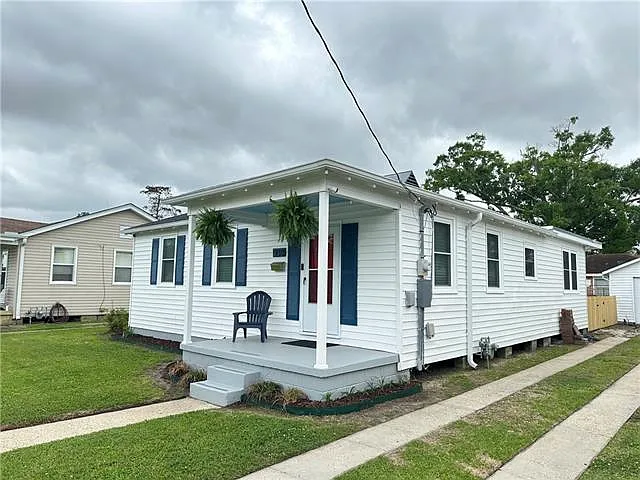 930 Evergreen Dr — Photo 2