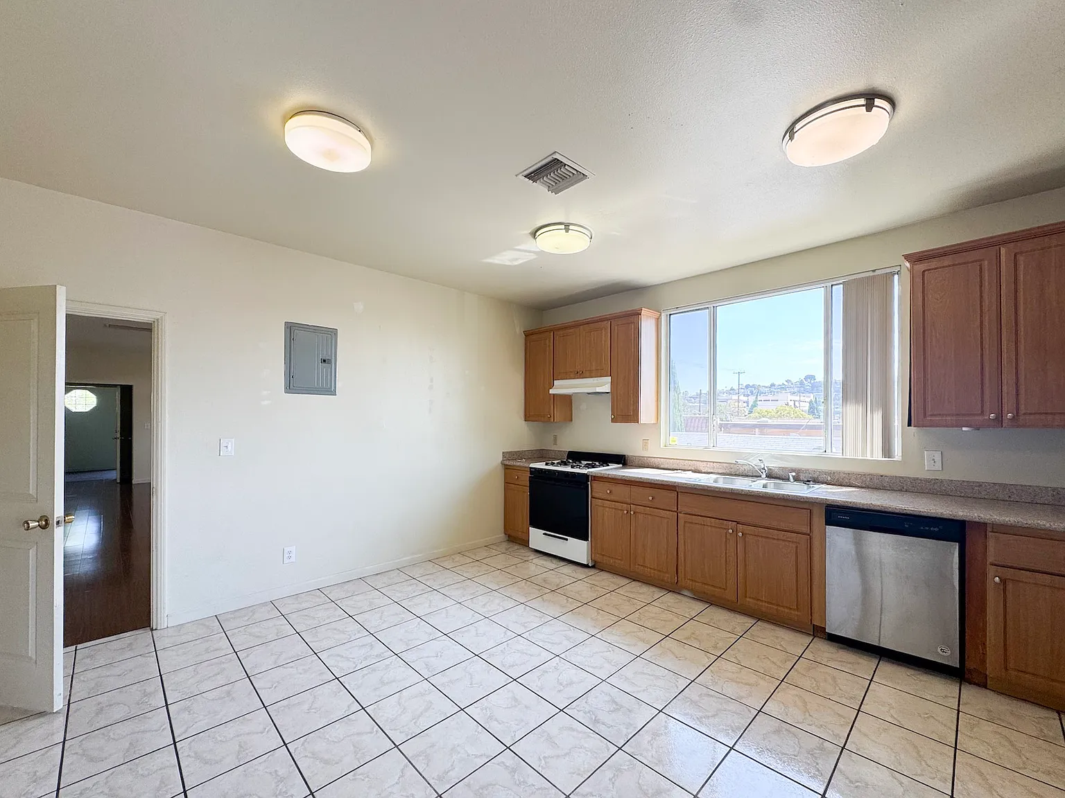 5 bed, 1800 sqft, $4,995 — Photo 3