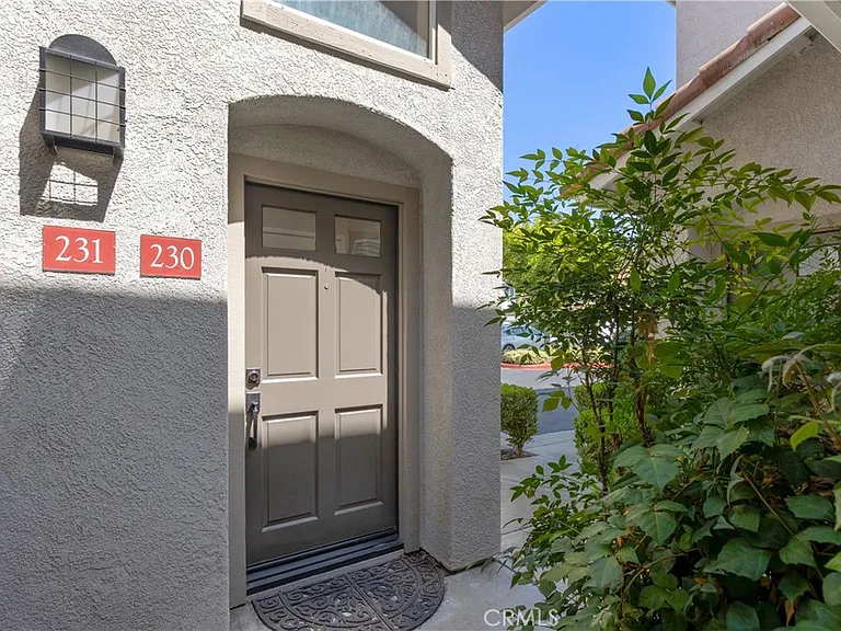230 California Ct — Photo 4