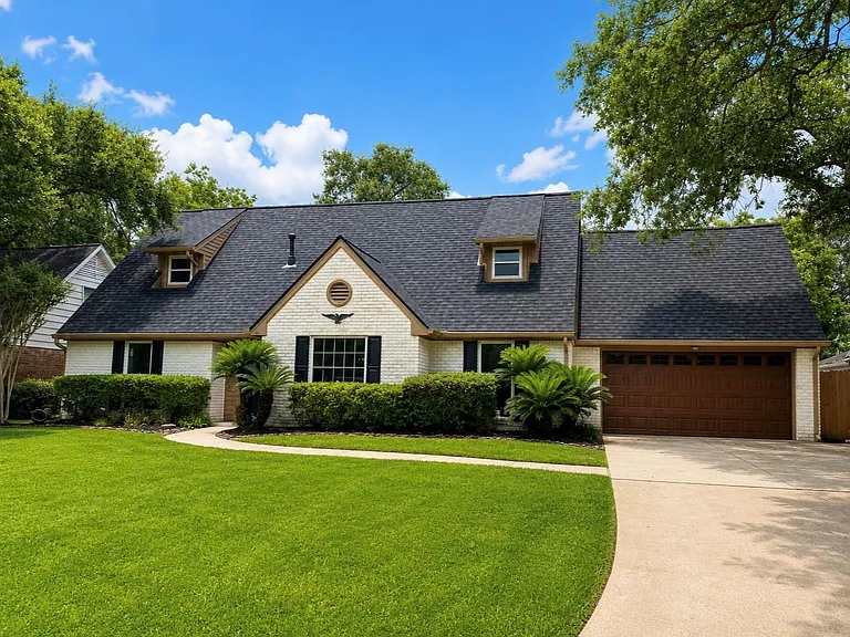 1207 Shorewood Dr — Photo 1