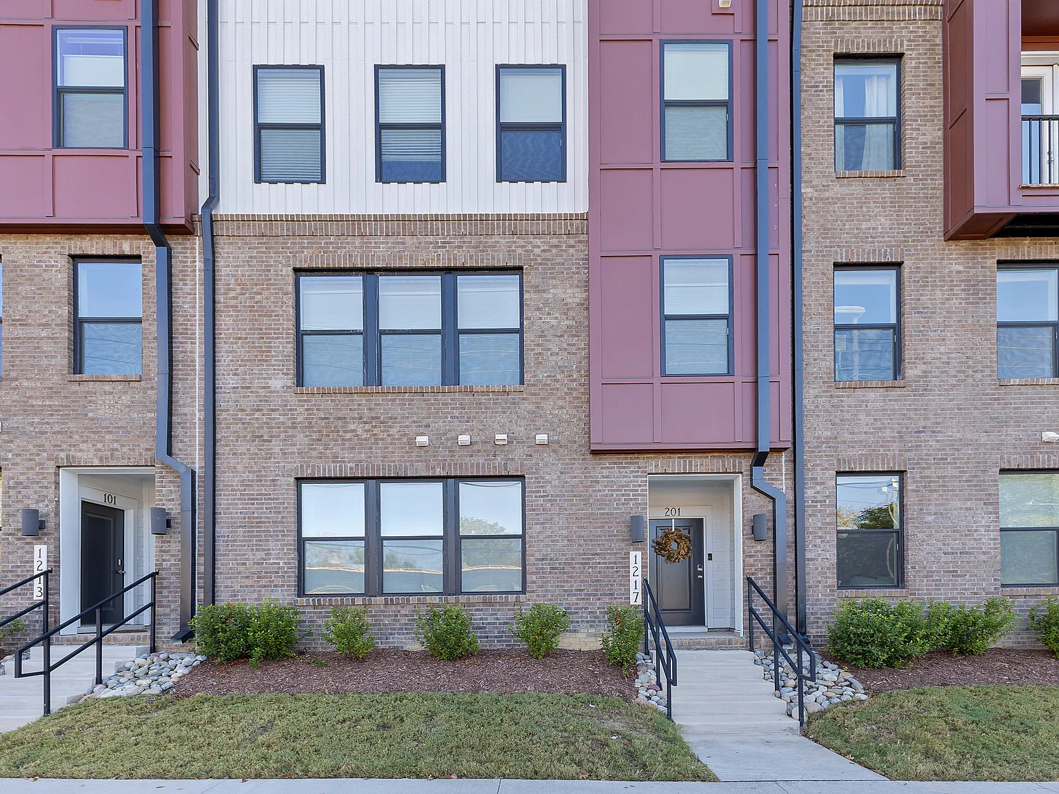 3 bed, 2.5 bath, 1576 sqft, $2,400 — Photo 1
