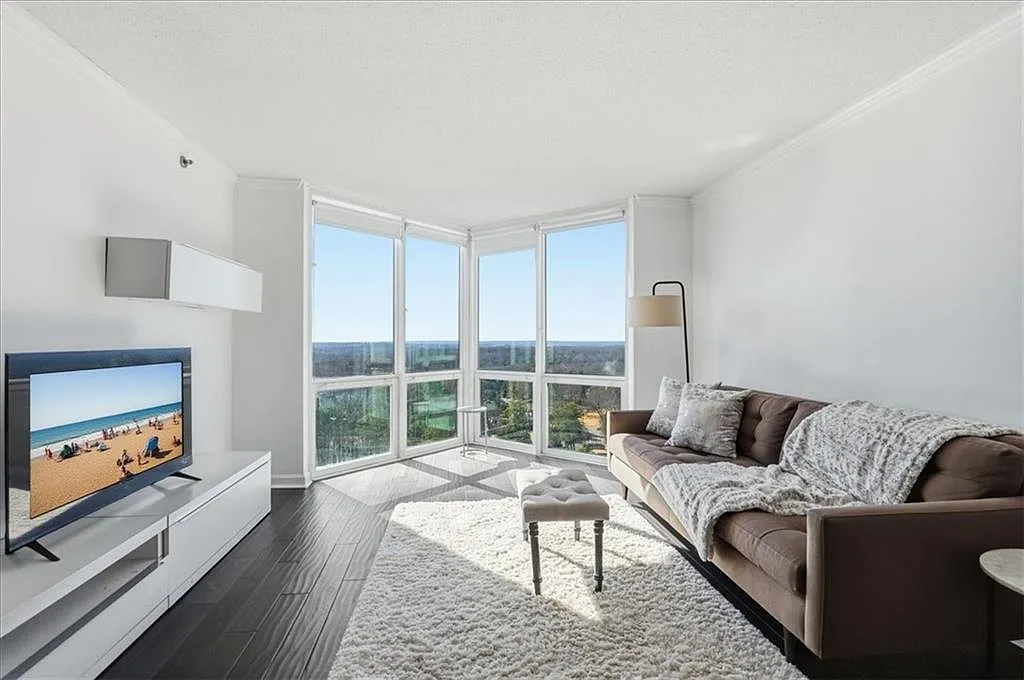 1 bed, 1.0 bath, 807 sqft, $2,100 — Photo 1