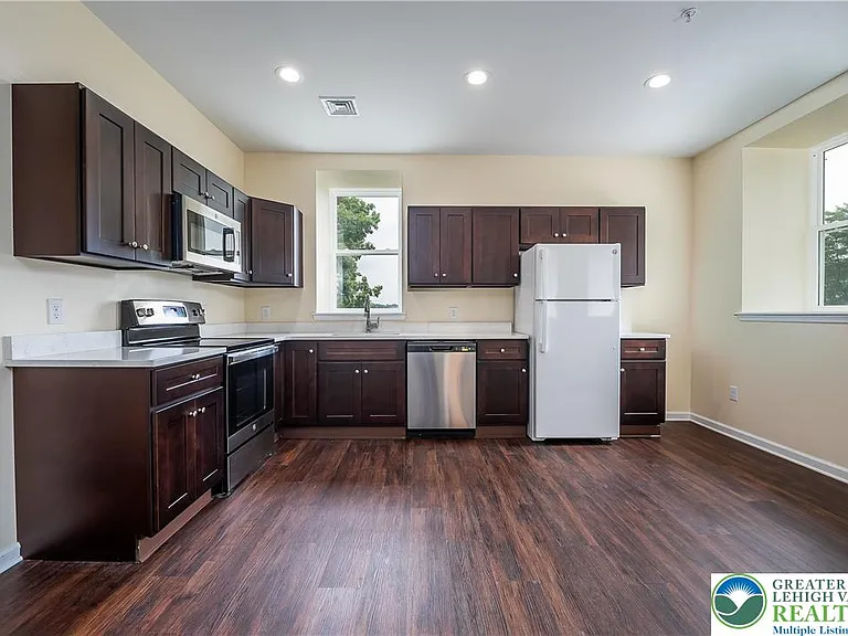 418 W Race St #2 — Photo 6