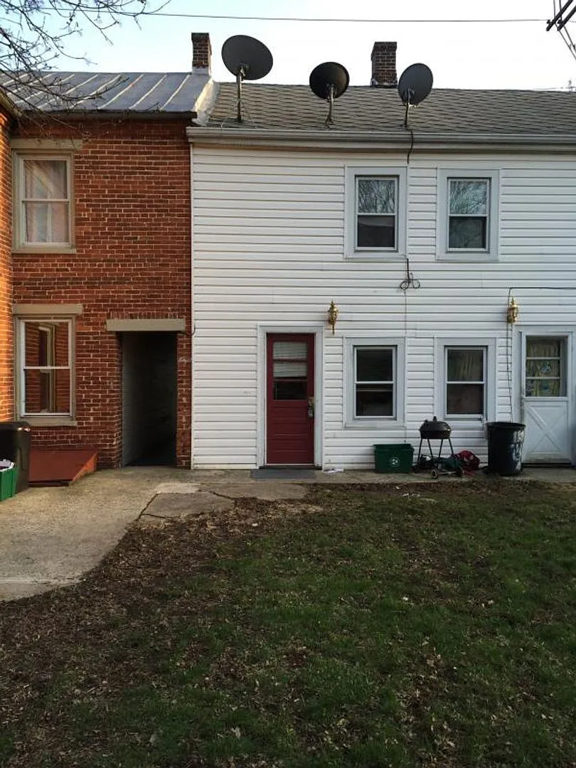 Carlisle School District 1-Bedroom w/ Loft, 1-Bathroom Row-Home For Rent in Carlisle, PA. — Photo 1