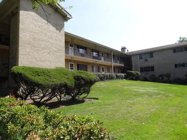 1425 W Touhy Ave APT 103, Park Ridge, IL 60068