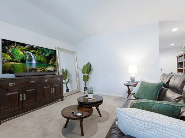 220 Abingdon St, Azle, TX 76020